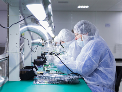 Nymi Band: Passwortlose MFA-Lösung für Reinräume in der Halbleiterindustrie