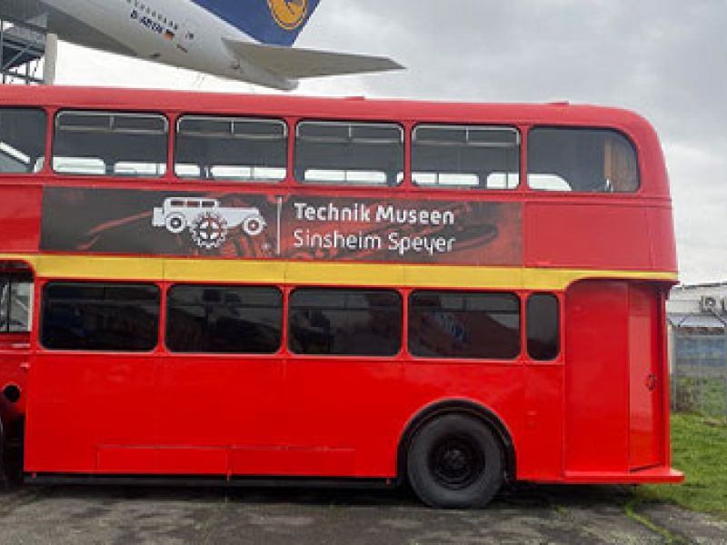 Doppeldeckerbus mit Branding Technik Museum Speyer