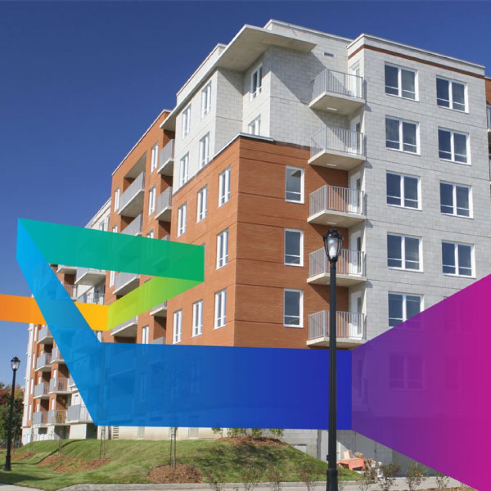 Mehrstöckiges Haus mit einem bunten Band in Regenbogenfarben